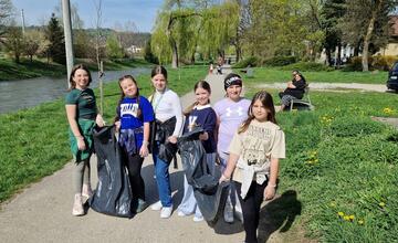 FOTO: Breznianski žiaci nesedeli v laviciach, ale čistili mesto