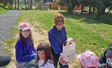 FOTO: Breznianski žiaci nesedeli v laviciach, ale čistili mesto