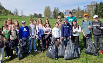 FOTO: Breznianski žiaci nesedeli v laviciach, ale čistili mesto