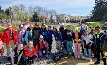 FOTO: Breznianski žiaci nesedeli v laviciach, ale čistili mesto