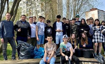 FOTO: Breznianski žiaci nesedeli v laviciach, ale čistili mesto