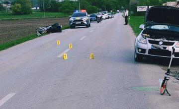FOTO: Medzi Revúcou a Muránskou Dlhou Lúkou sa zrazilo auto s motocyklom