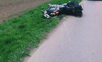 FOTO: Medzi Revúcou a Muránskou Dlhou Lúkou sa zrazilo auto s motocyklom