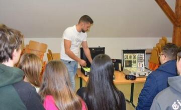 FOTO: Polícia v Žiari nad Hronom hľadá posily medzi stredoškolákmi