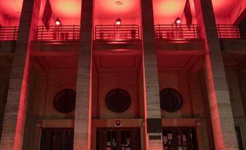 FOTO: Viaceré významné budovy v Banskej Bystrici dnes zmenia svoju farbu