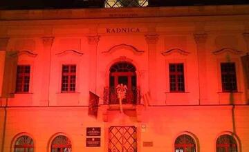 FOTO: Viaceré významné budovy v Banskej Bystrici dnes zmenia svoju farbu