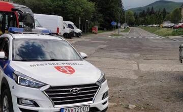 FOTO: Medveď hnedý na zvolenskom sídlisku. Situáciu monitorujú odborníci.