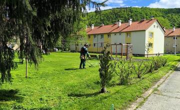 FOTO: Ruku k dielu pri údržbe mesta priložia opäť aj odsúdení