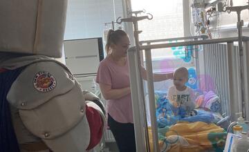 FOTO: Vďaka úspešnej dražbe dresov mohol HKM Zvolen podporiť Svetielko nádeje