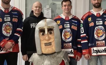 FOTO: Vďaka úspešnej dražbe dresov mohol HKM Zvolen podporiť Svetielko nádeje