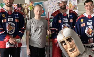 FOTO: Vďaka úspešnej dražbe dresov mohol HKM Zvolen podporiť Svetielko nádeje