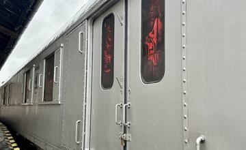 FOTO: V banskobystrickej železničnej stanici stojí protidrogový vlak