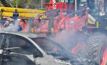 FOTO: Hasičský zbor testuje nové metódy hasenia elektromobilov