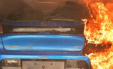 FOTO: Hasičský zbor testuje nové metódy hasenia elektromobilov