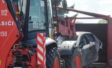 FOTO: Hasičský zbor testuje nové metódy hasenia elektromobilov