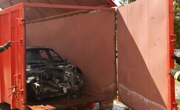 FOTO: Hasičský zbor testuje nové metódy hasenia elektromobilov