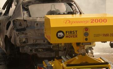 FOTO: Hasičský zbor testuje nové metódy hasenia elektromobilov