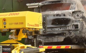 FOTO: Hasičský zbor testuje nové metódy hasenia elektromobilov