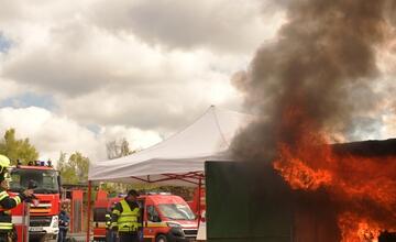 FOTO: Hasičský zbor testuje nové metódy hasenia elektromobilov