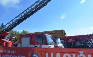 FOTO: Hasičský zbor testuje nové metódy hasenia elektromobilov