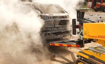 FOTO: Hasičský zbor testuje nové metódy hasenia elektromobilov