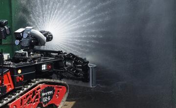 FOTO: Hasičský zbor testuje nové metódy hasenia elektromobilov