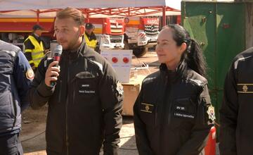 FOTO: Hasičský zbor testuje nové metódy hasenia elektromobilov