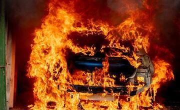 FOTO: Hasičský zbor testuje nové metódy hasenia elektromobilov