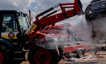 FOTO: Hasičský zbor testuje nové metódy hasenia elektromobilov