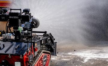 FOTO: Hasičský zbor testuje nové metódy hasenia elektromobilov