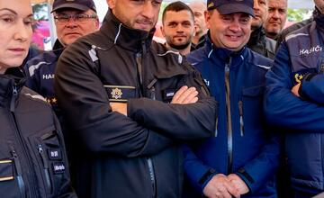 FOTO: Hasičský zbor testuje nové metódy hasenia elektromobilov