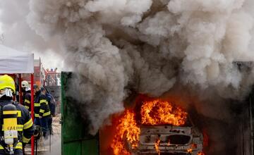 FOTO: Hasičský zbor testuje nové metódy hasenia elektromobilov