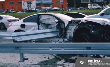 FOTO: Vážne vyzerajúca nehoda vo Zvolene. Vodič si rýchlou jazdou zničil auto