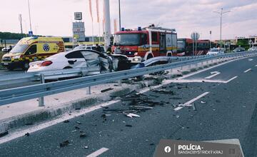 FOTO: Vážne vyzerajúca nehoda vo Zvolene. Vodič si rýchlou jazdou zničil auto