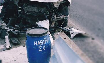 FOTO: Vážne vyzerajúca nehoda vo Zvolene. Vodič si rýchlou jazdou zničil auto