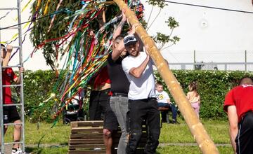 FOTO: Hasiči zo Žarnovice mali plné ruky práce. Nehasili požiari, ale stavali máj