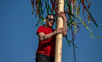 FOTO: Hasiči zo Žarnovice mali plné ruky práce. Nehasili požiari, ale stavali máj