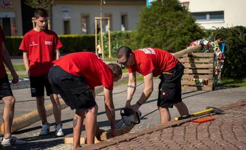 FOTO: Hasiči zo Žarnovice mali plné ruky práce. Nehasili požiari, ale stavali máj