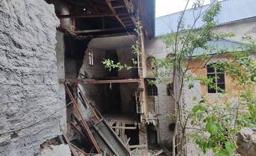 FOTO: Vnútorné priestory starej budovy v Banskej Štiavnici sa rozpadajú