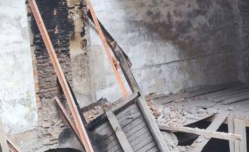 FOTO: Vnútorné priestory starej budovy v Banskej Štiavnici sa rozpadajú