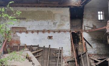 FOTO: Vnútorné priestory starej budovy v Banskej Štiavnici sa rozpadajú