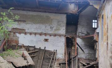FOTO: Vnútorné priestory starej budovy v Banskej Štiavnici sa rozpadajú