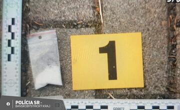 FOTO: Policajti zadržali v Klenovci osoby podozrivé z drogovej trestnej činnosti