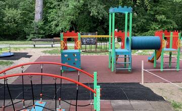 FOTO: Deti na THK majú vynovené ihrisko na hranie