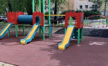 FOTO: Deti na THK majú vynovené ihrisko na hranie