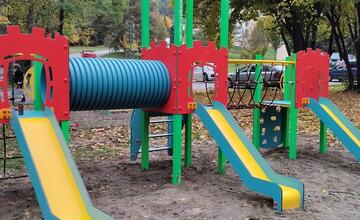 FOTO: Deti na THK majú vynovené ihrisko na hranie