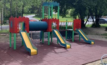 FOTO: Deti na THK majú vynovené ihrisko na hranie