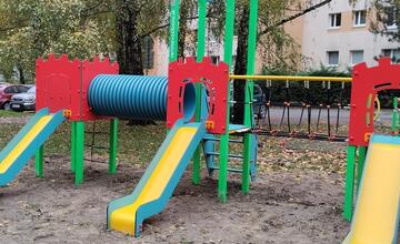 FOTO: Deti na THK majú vynovené ihrisko na hranie