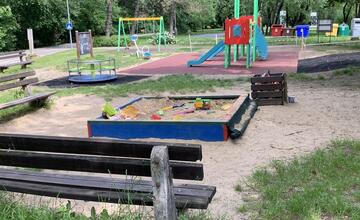 FOTO: Deti na THK majú vynovené ihrisko na hranie