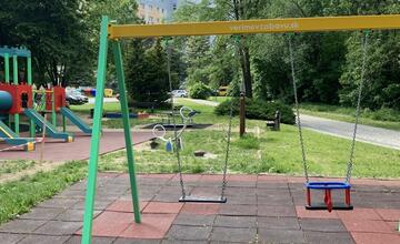 FOTO: Deti na THK majú vynovené ihrisko na hranie